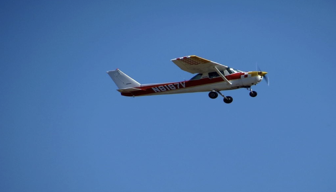 A plane flying in the sky. Courtesy Wikimedia Commons
